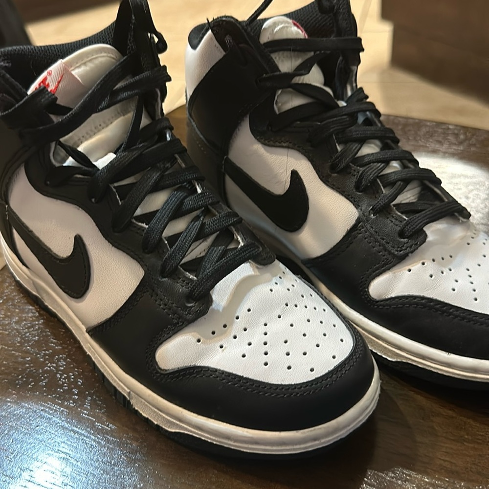 NEW Womens  Tenis Nike size 5